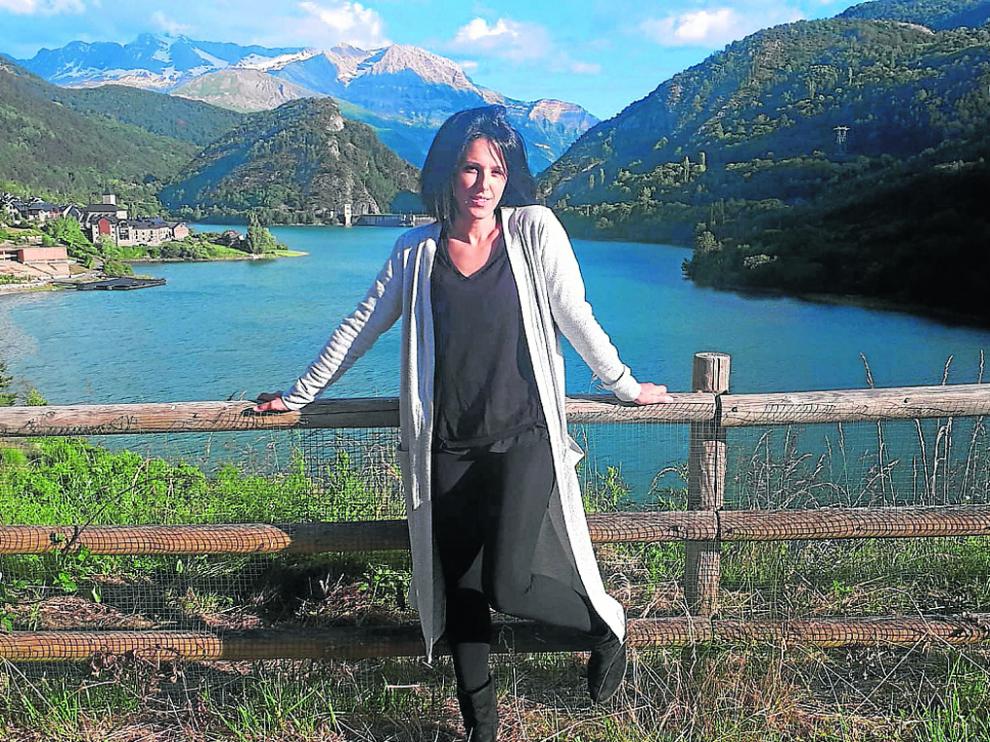 Tania Lamarca, exgimnasta de rítmica profesional, con Lanuza y el embalse de fondo.