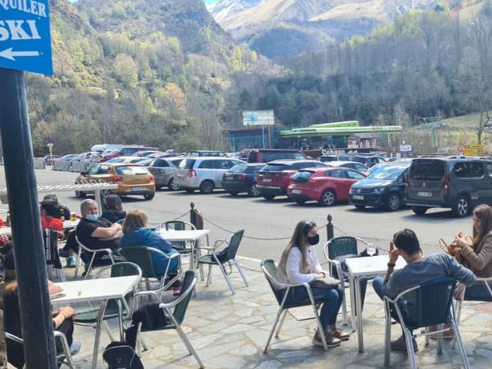Público en una terraza del parquin de la telecabina de Panticosa.