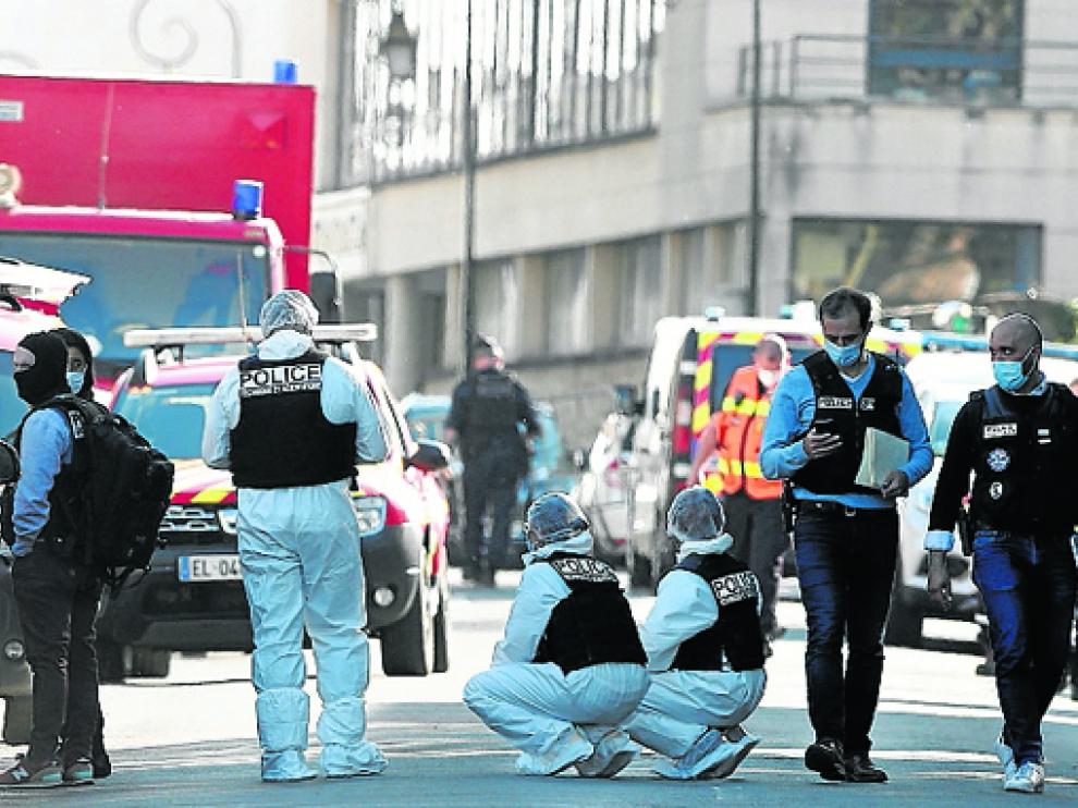 Agentes de la policía francesa durante la investigación, ayer en el lugar de los hechos.