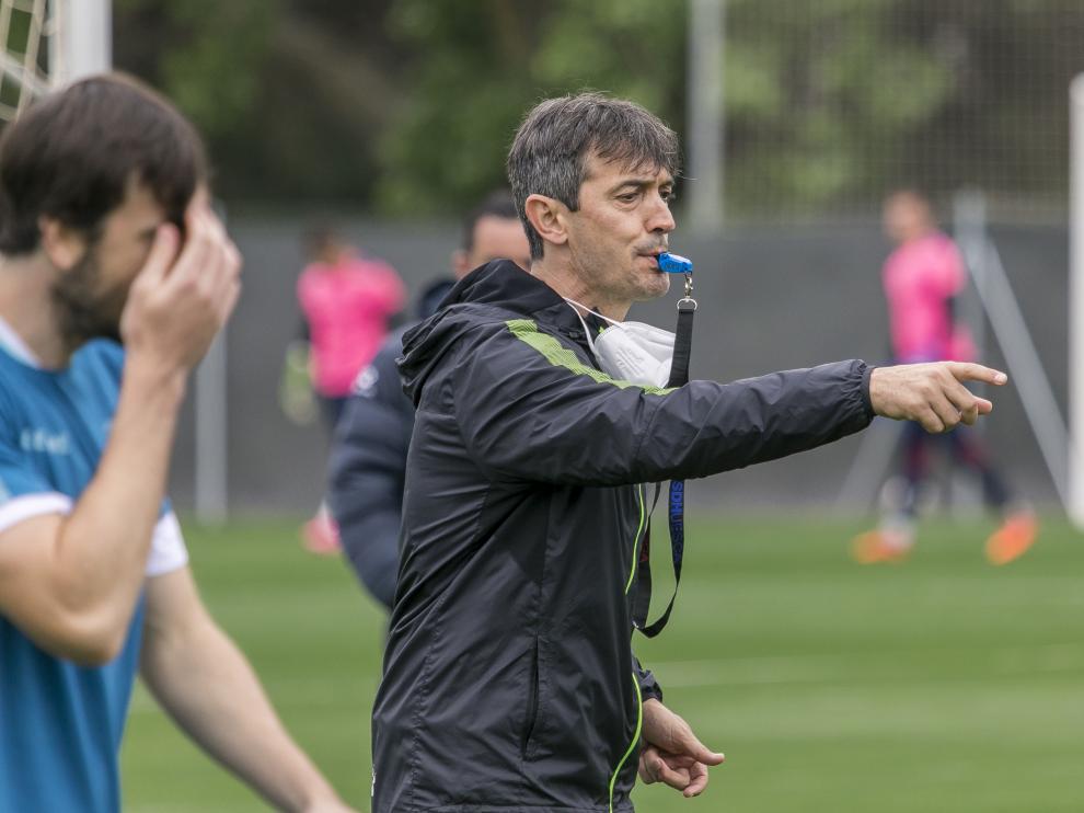 Pacheta da instrucciones en el entrenamiento de este sábado.