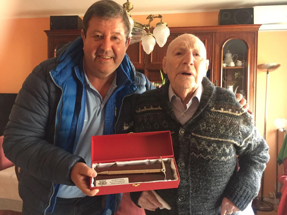 Pepe Broto recibe la felicitación de José Masgrau
