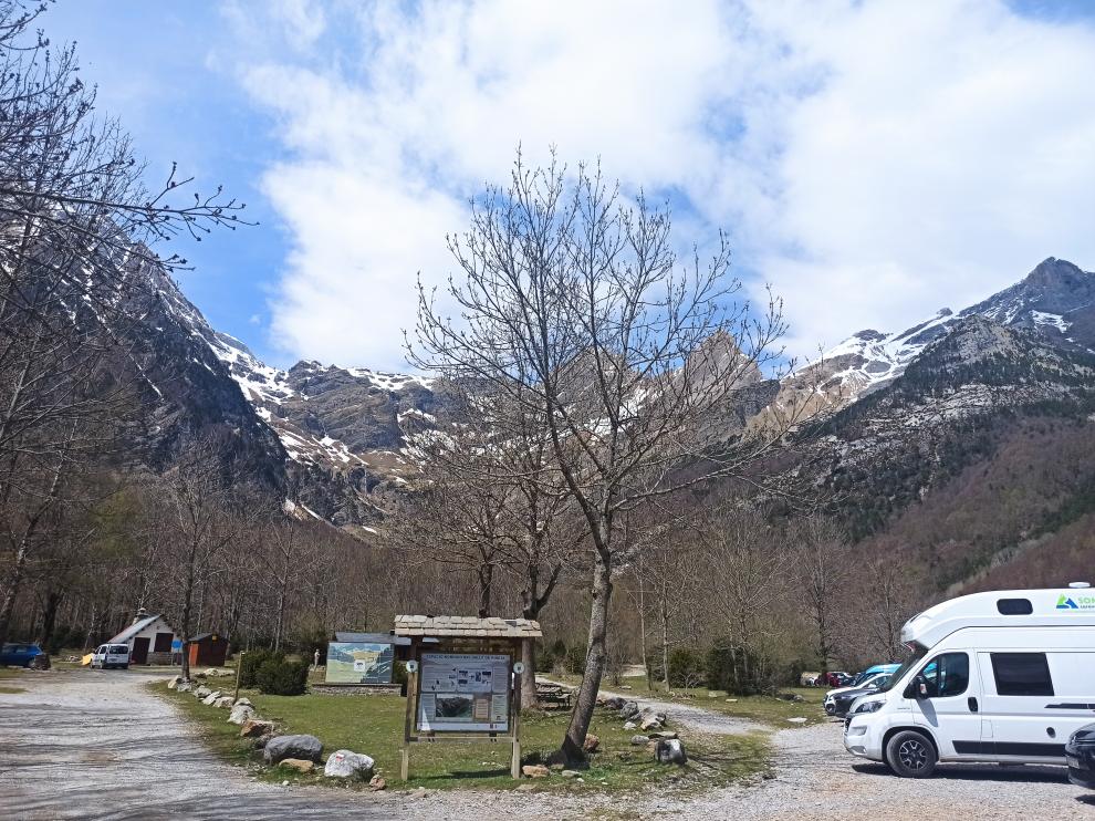 Vehículos en el acceso Ordesa por Pineta este sábado