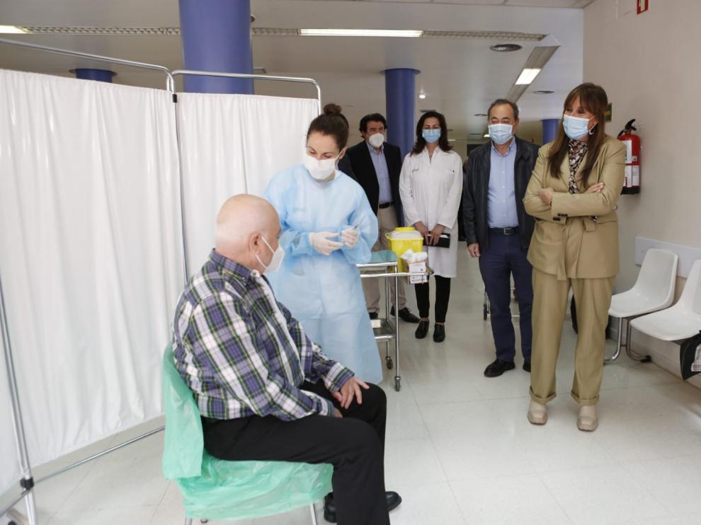 Un hombre recibe la vacuna monodosis de Janssen este sábado en Zaragoza.