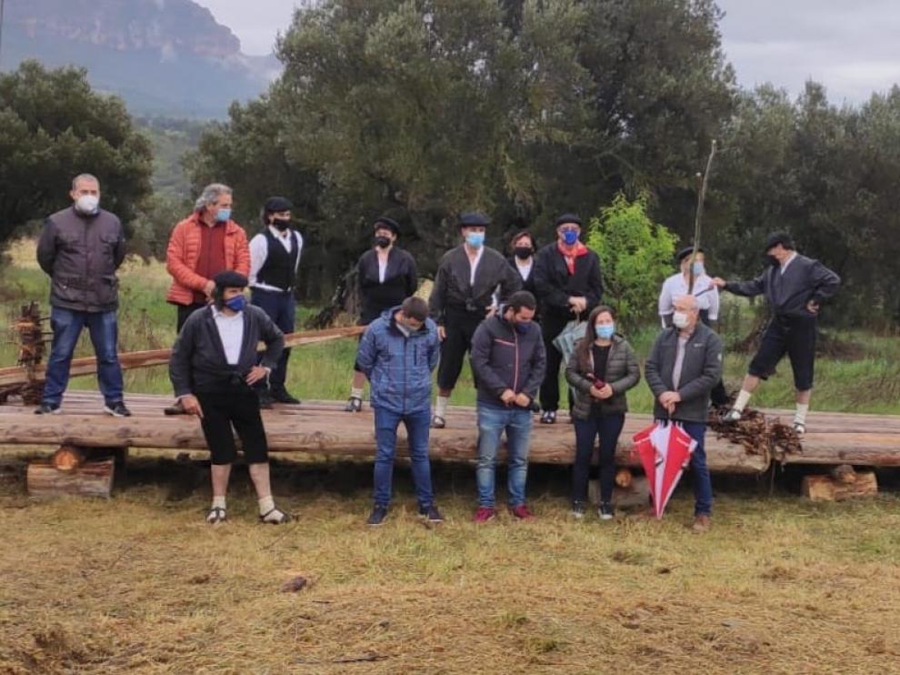 Foro de grupo junto a la navata colocada en el camino de acceso al río Gállego
