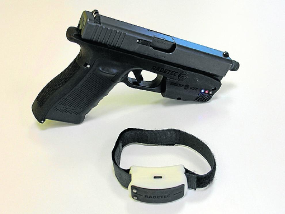 La nueva pistola evita que un delincuente la pueda disparar al arrebatársela al agente autorizado