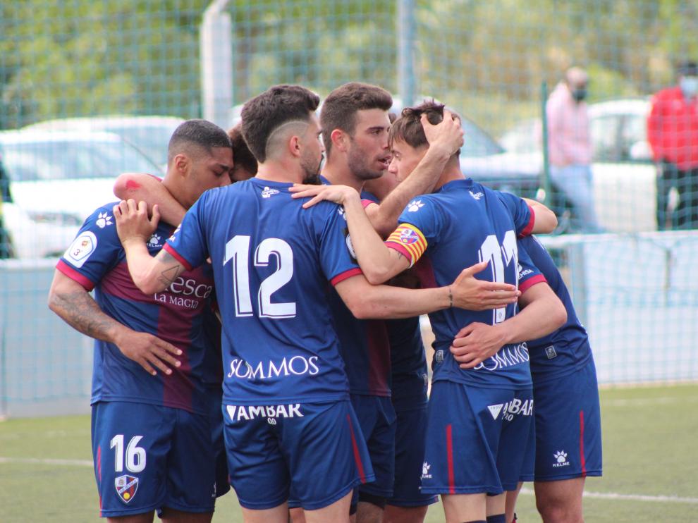 Jugadores del Huesca B celebran un gol