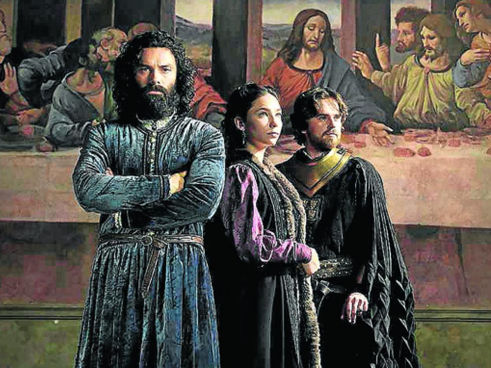 Aidan Turner, Matilda de Angelis y Freddie Highmore en Leonardo.