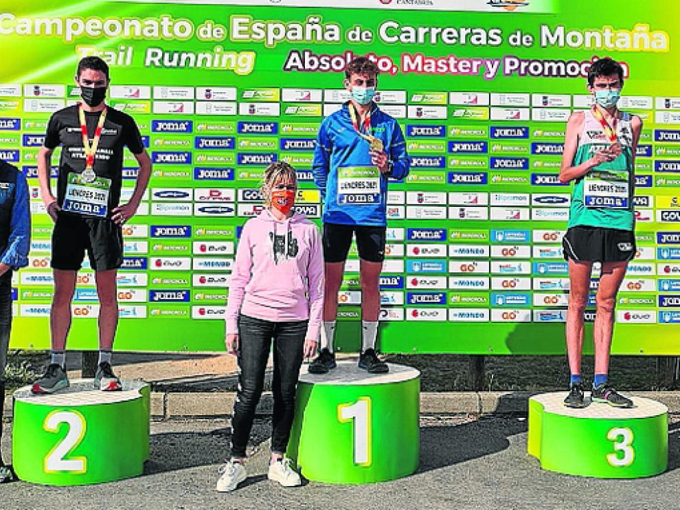 Álvaro Osanz, a la derecha, en el podio Sub 20 de la prueba disputada en Liencres.