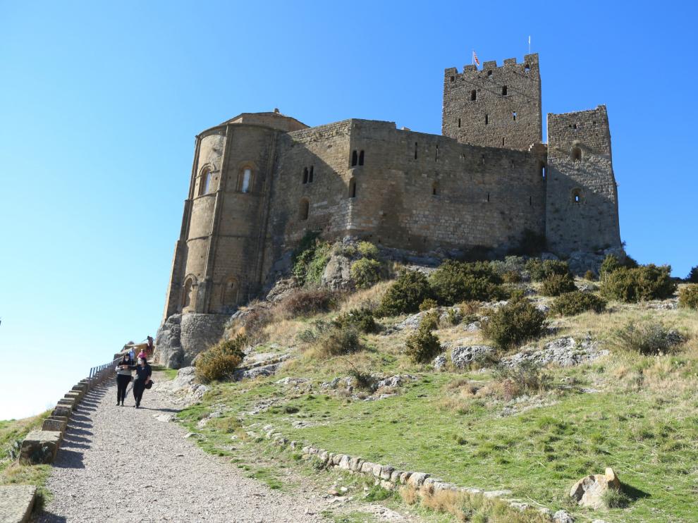 Turistas en el Castillo de Loarre.