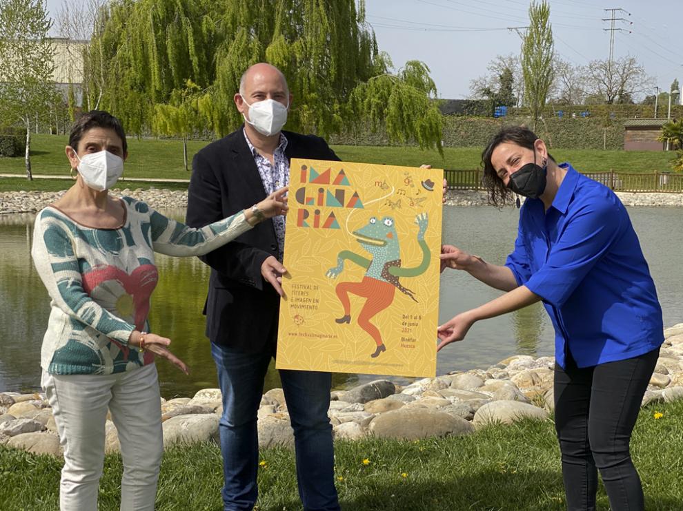 El concejal de Cultura, Juan Carlos García con las titiriteras de Binéfar Pilar Amorós y Eva Paricio, directoras artísticas del festival.