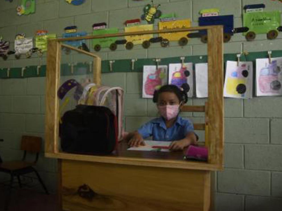 El pupitre anti-covid que le ha construido un carpintero a su hija