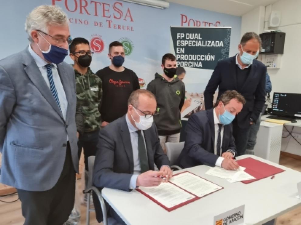Gobierno de Aragón y el clúster de productores de porcino firman el convenio de colaboración