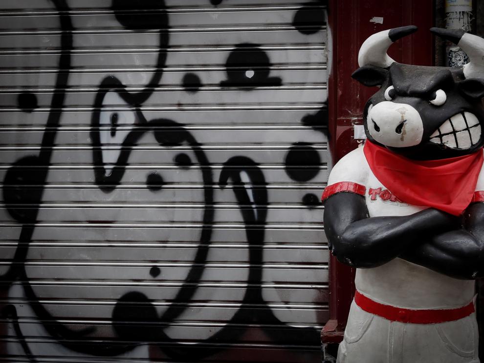 Imagen de la figura de un toro vestido de "pamplonica" este lunes en una calle de Pamplona tras el anuncio del alcalde de la ciudad, Enrique Maya.