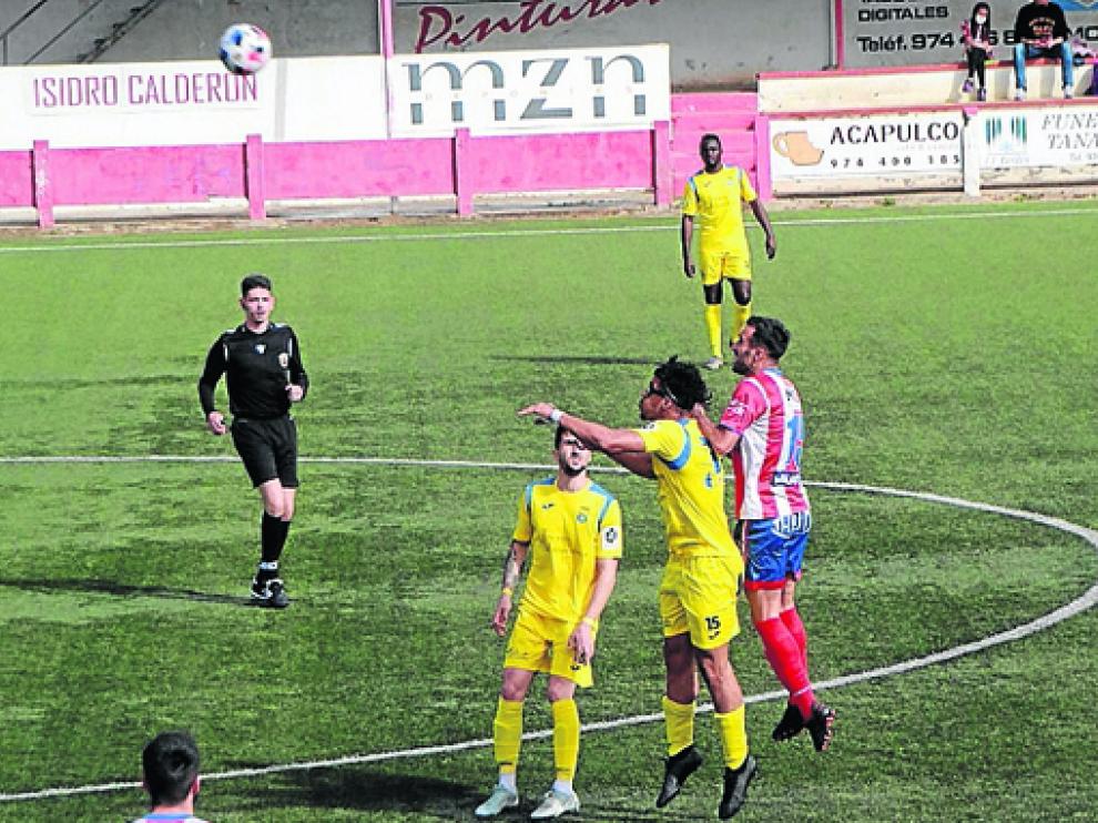 Los jugadores del Monzón y del Almudévar, en la disputa de un balón aéreo en el partido de este domingo.