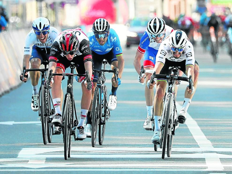 Pogacar se impone por milímetros a Alaphilippe en la meta, con Valverde tras ellos.