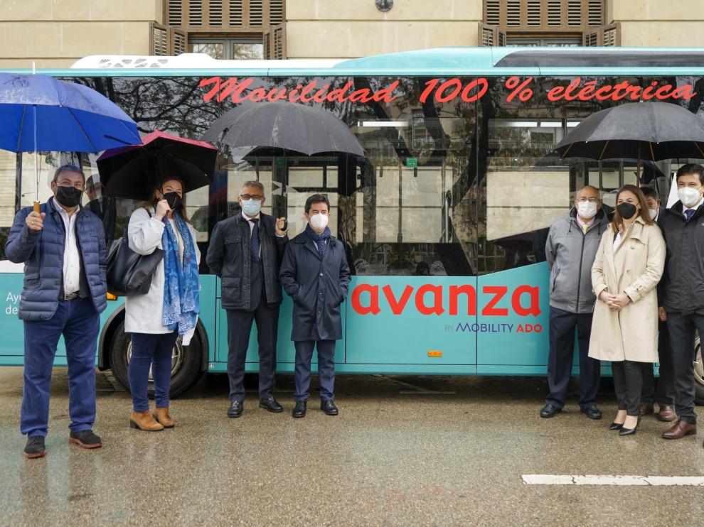Representantes municipales y de Avanza, con el bus eléctrico que inicia sus pruebas en Huesca.