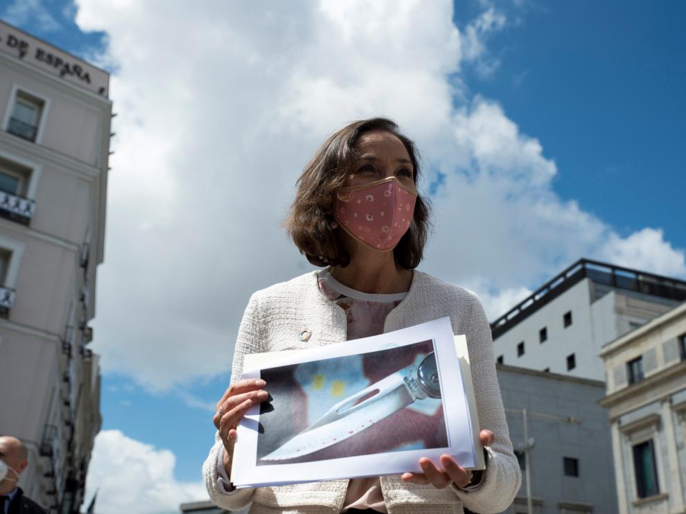La ministra Reyes Maroto muestra una fotografía de la navaja que ha recibido.