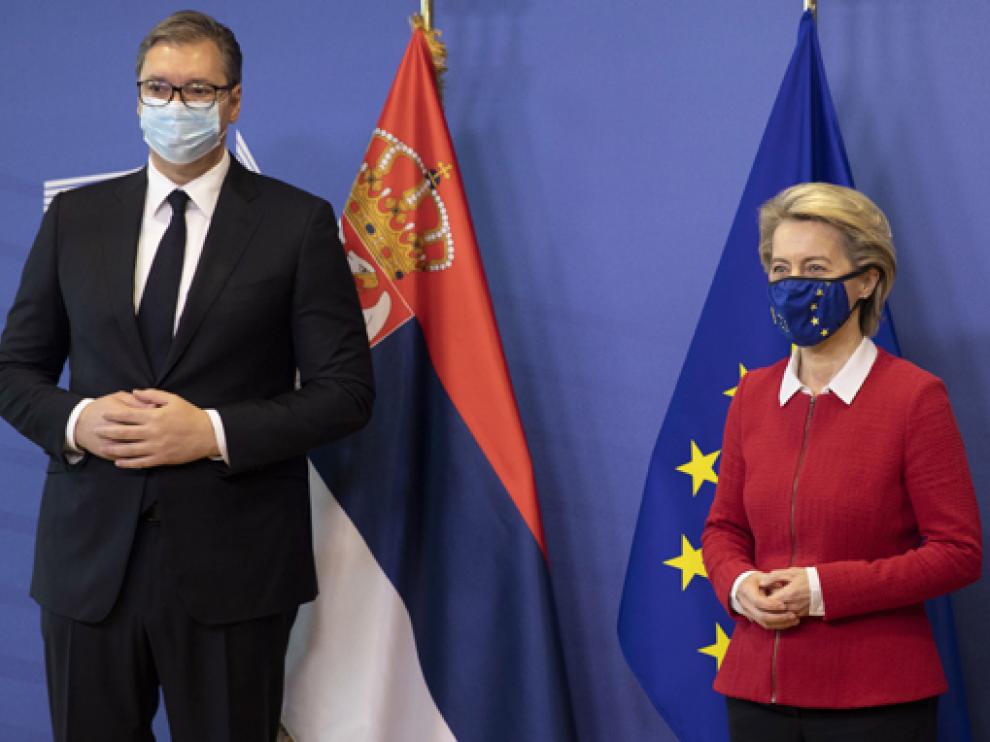 Ursula von der Leyen y el presidente serbio Aleksandar Vucic
