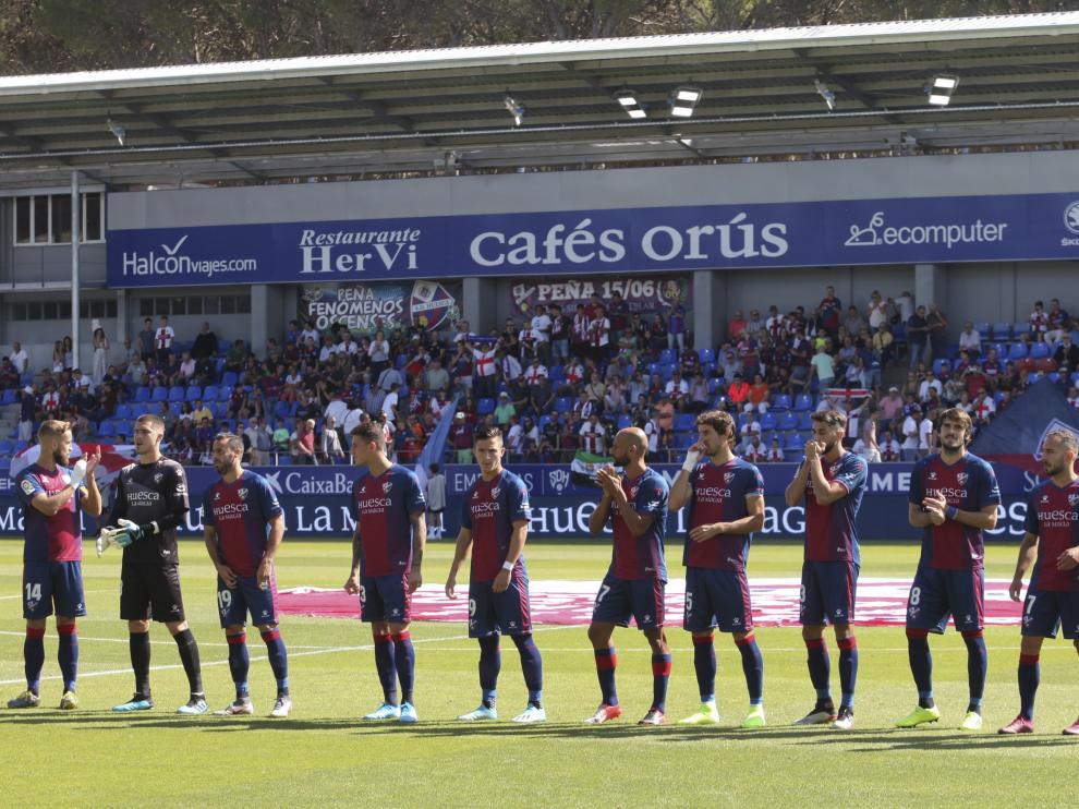 Imagen de los jugadores del Huesca antes de un partido con público de la temporada pasada.