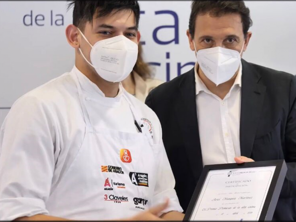 Ariel Munguía recibe su diploma de participación de manos de Francis Paniego, presidente del jurado.