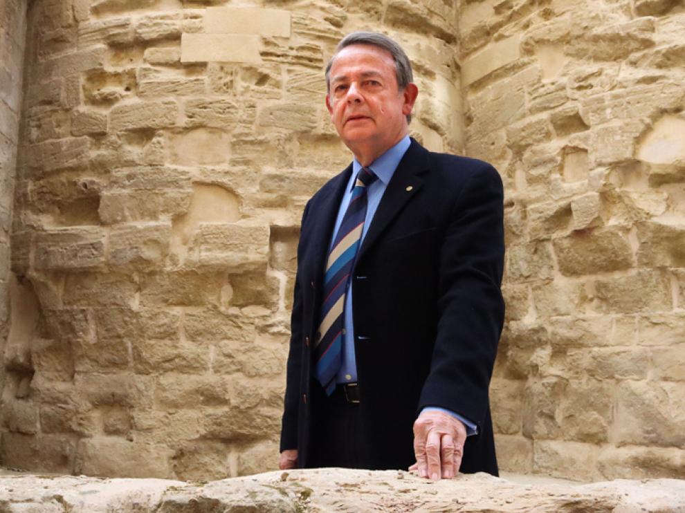 Eduardo Cuello junto a los ábsides de San Pedro El Viejo.