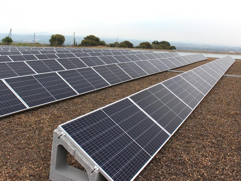 Placas fotovoltaicas instaladas en la planta potabilizadora de Binéfar.