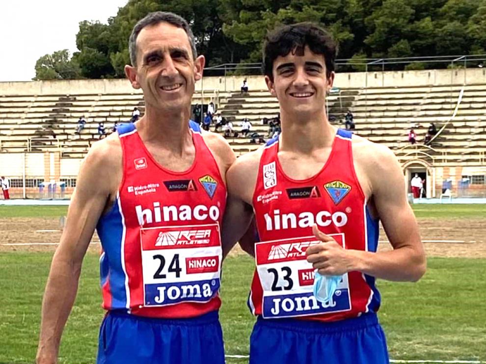 Carlos y Pol, felices tras terminar la carrera en la pista de Monzón.