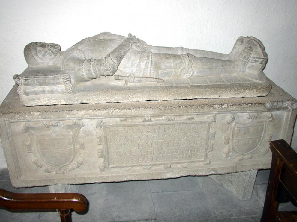 Estado actual del sarcófago de Juan de Velasco, cuya inscripción confirma que su muerte se produjo en 1597.