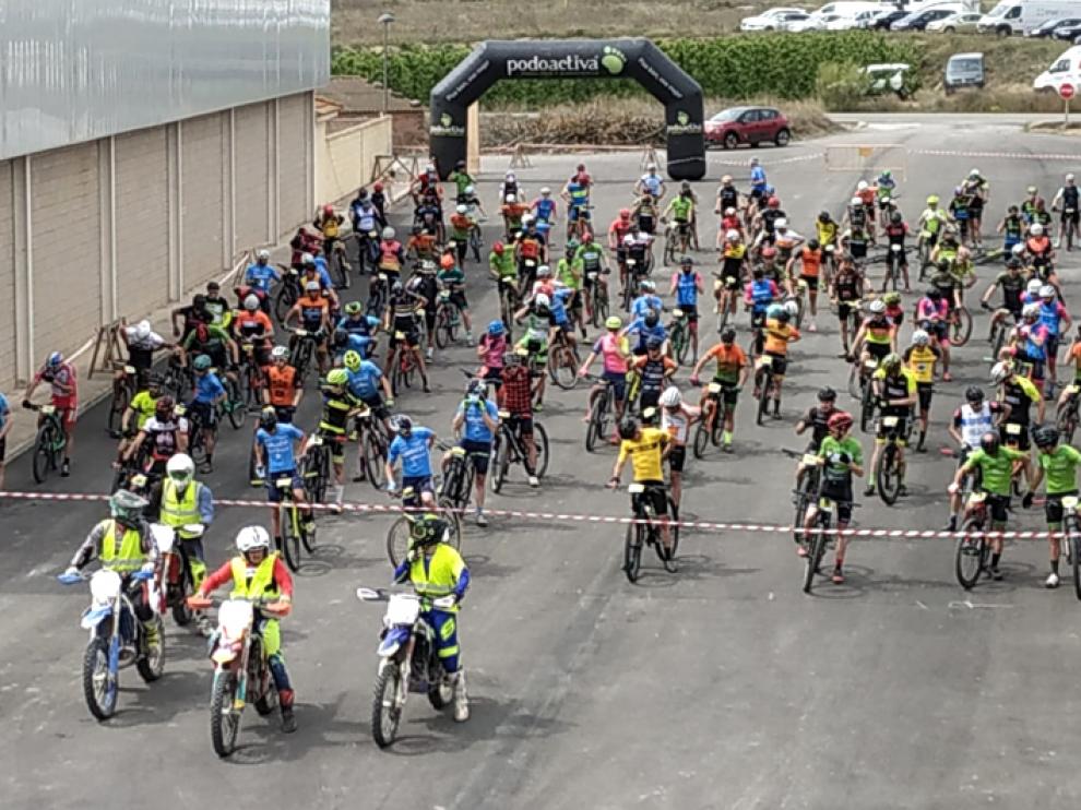 La salida en Velilla de Cinca, con distancia entre los bikers participantes.