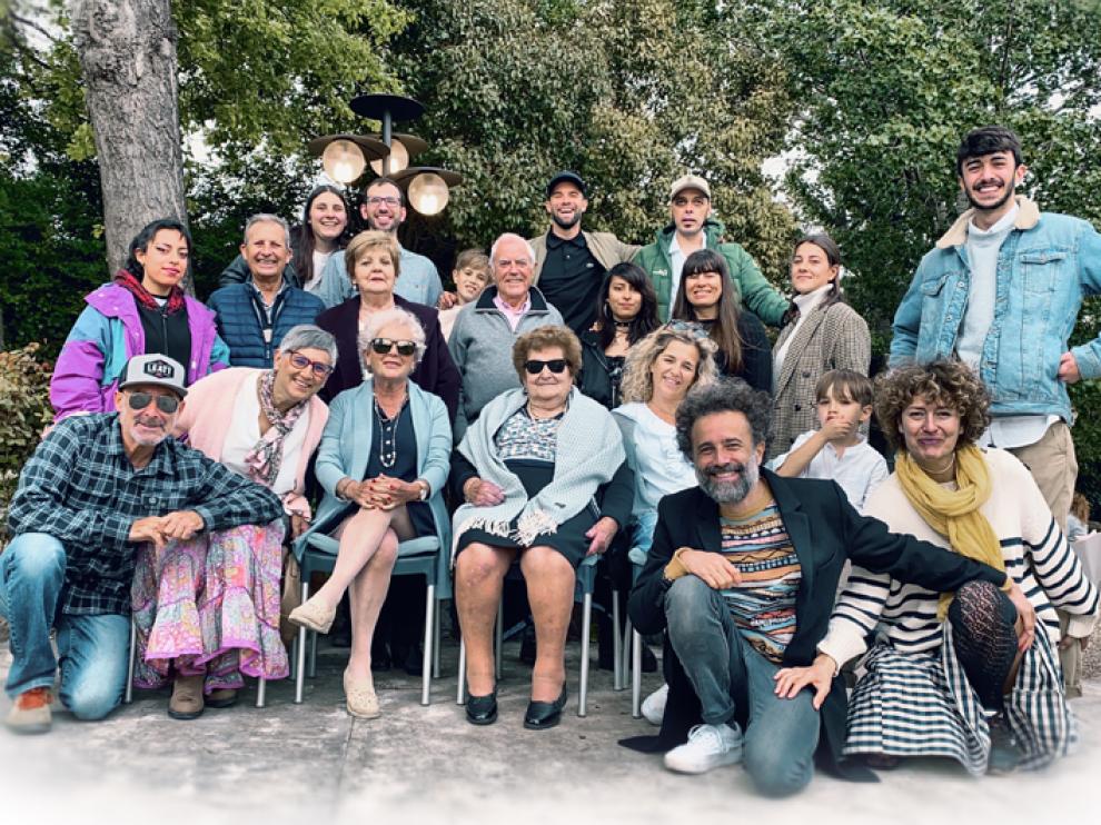 Ligia Ubieto, en el centro de la imagen, junto a sus familiares.