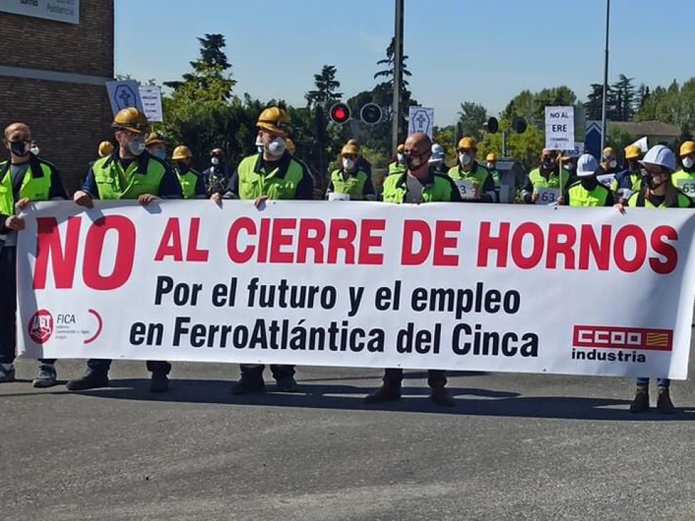 Trabajadores de Ferroatlántica se concentraron en la planta y cortaron veinte minutos uno de los acceso al polígono Paúles el pasado mes de marzo
