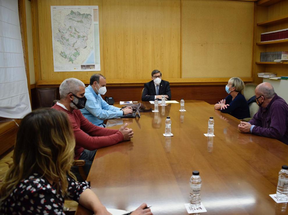 El vicepresidente y consejero de Industria, Competitividad y Desarrollo Empresarial del Gobierno de Aragón ha recibido al comité de empresa de Ferroatlántica del Cinca y los sindicatos.