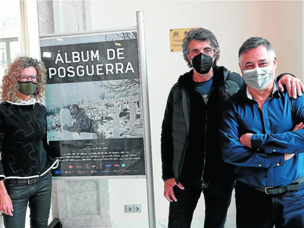 Gervasio Sánchez (derecha), posa con el director Ángel Leiro y la productora Stephanie Lukowicz.