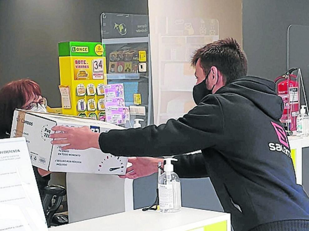 La oficina de Correos de Tamarite está atendida por dos personas.