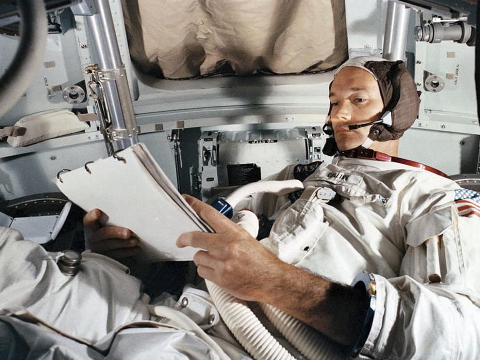 Michael Collins practica en el CM simulator at Kennedy Space Center. 19 de junio de 1969.