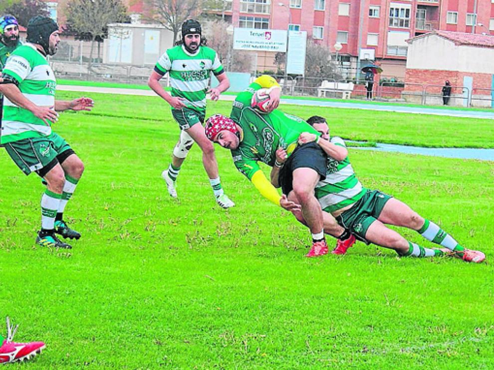 Miguel, del Huesca Rugby, placa a un jugador turolense.