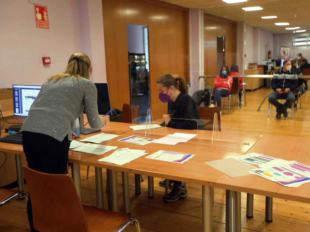 Consulta en la Oficina de Escolarización del Centro Cultural Manuel Benito Moliner.