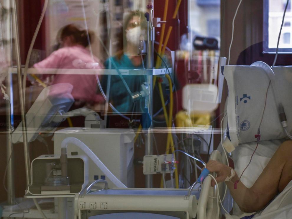 Un paciente enfermo de coronavirus se recupera en una Unidad de Cuidados Intensivos.