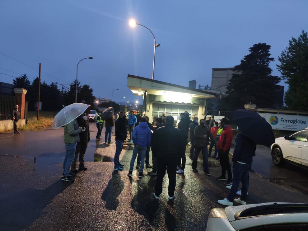 Los trabajadores de Ferroatlántica del Cinca de Monzón se encuentran de huelga.
