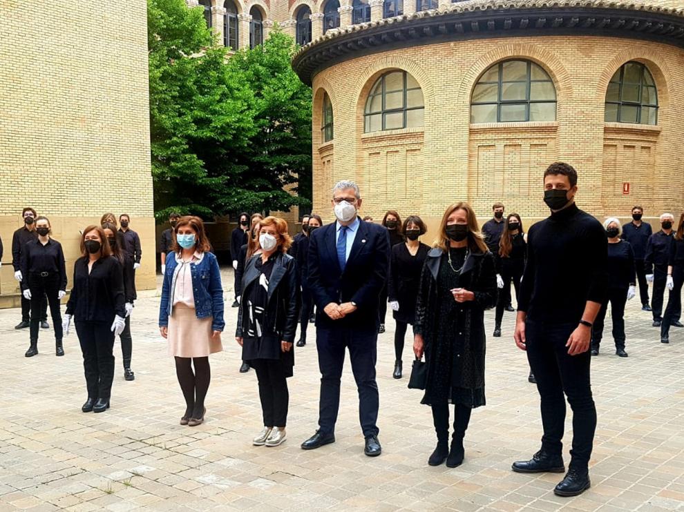 Tras la firma del convenio, y en la zona exterior del Paraninfo, los integrantes del Coro Cantatutti han interpretado dos temas.