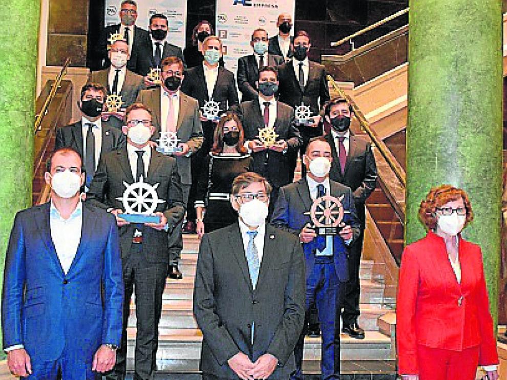 Las autoridades junto a los galardonados en la Sala de la Corona del Edificio Pignatelli.