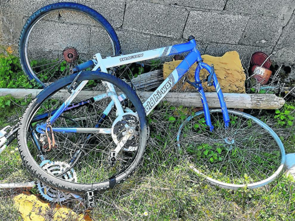 Restos de bicicleta abandonada en O Zoque