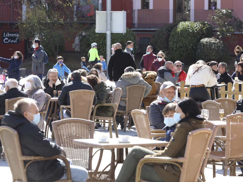 Ambiente en Jaca el primer fin de semana desconfinamiento tras la ampliación movilidad interprovincial en Aragón.
