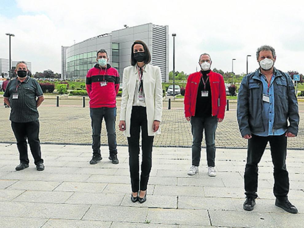 Ana Fernandes, en el centro, junto a miembros de la nueva dirección del sindicato en Huesca.
