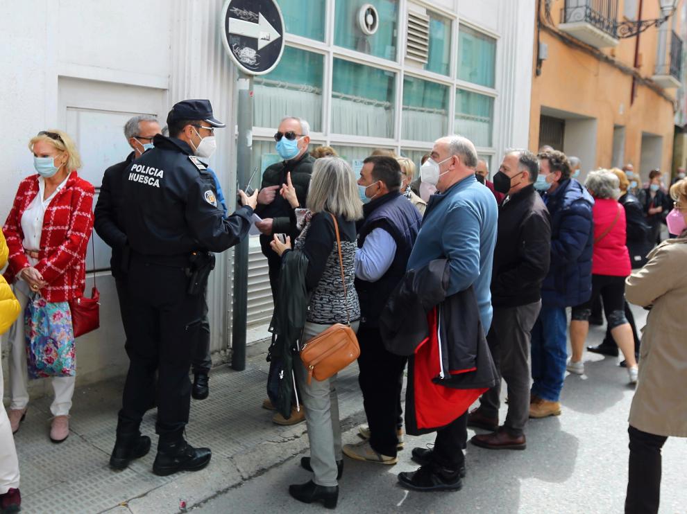 Colas para la vacunación de Janssen ayer en Huesca