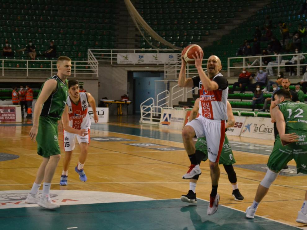 Mackenzie entra a canasta durante el partido jugado en Cáceres