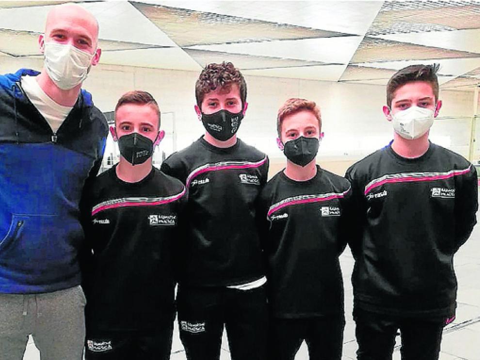 Los cuatro jugadores oscenses, junto a Roberto González, ayer camino de Málaga.