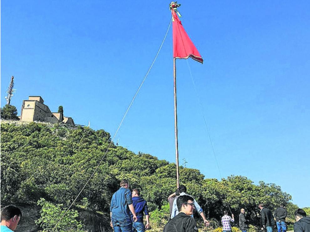 Vecinos de Antillón suben en romería con la bandera, en una de las ediciones anteriores a la pandemia sanitaria actual.