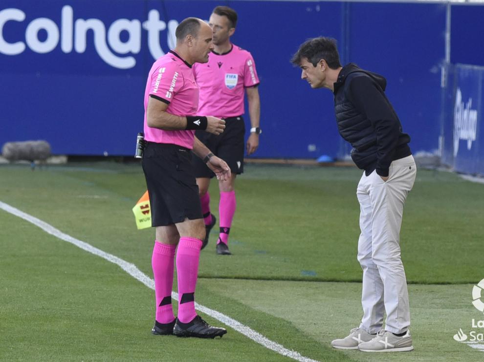 Pacheta habla con el colegiado Mateu Lahoz durante el partido