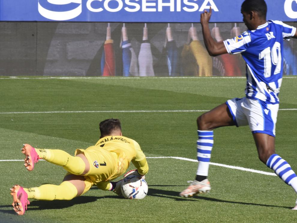 Álvaro Fernández se lanza a por el balón ante la amenaza de Isak en el Huesca-Real Sociedad.
